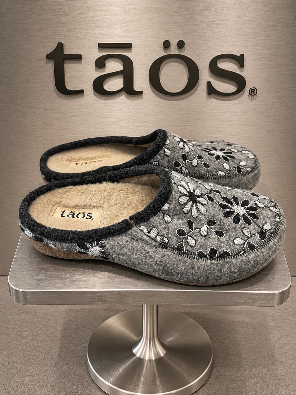 Taos Woolflower Gray Floral Embroidered Clog Slippers US 10-10.5 EU 41